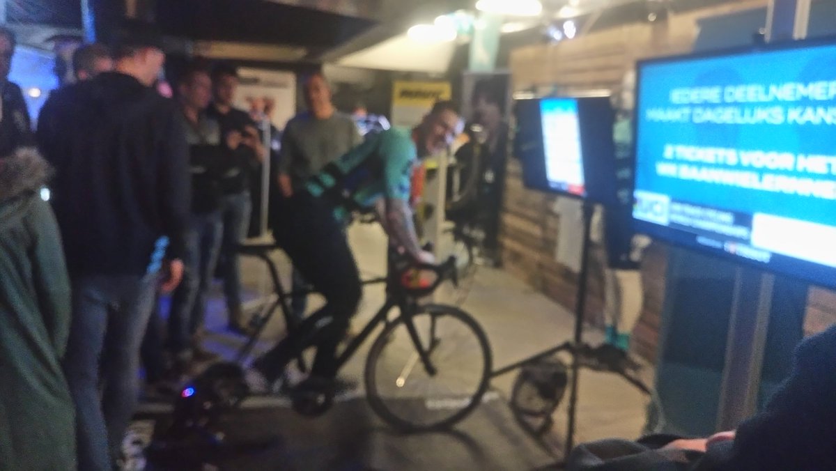 leovanvliet74's tweet photo. @MatthijsBuchli en @official_berg hebben lol op de @beatcyclingclub stand op de #Zesdaagserotterdam 
#RoadToBEAT https://t.co/rmSEffO4P0