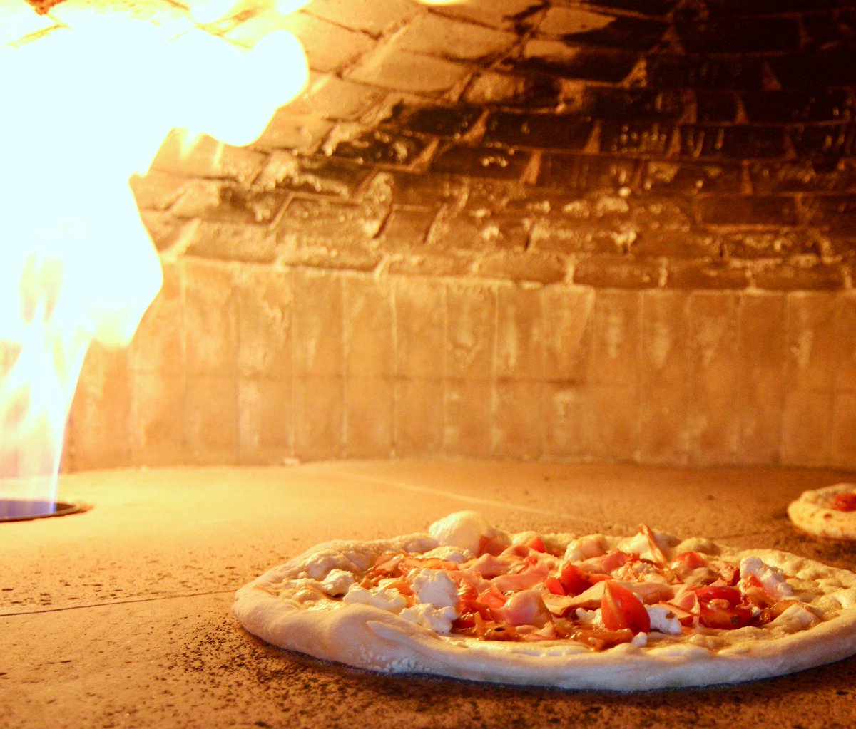 HeartPizzaPDX's tweet photo. This pie is lit #pizza https://t.co/lNne3REwR1