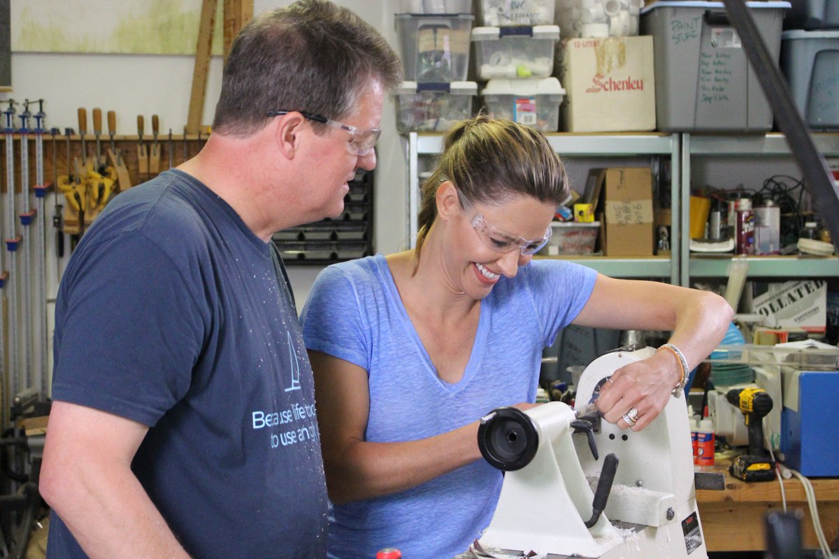 Susie_Films's tweet photo. Tune in tonight on the INSP Network at 8:30pm EST to catch another great episode of #HandcraftedAmerica! We'll be featuring #LightningEtchedLighting, #DriftwoodPens, and #StrawHats!
@insp_tv https://t.co/DDF0muYFzm