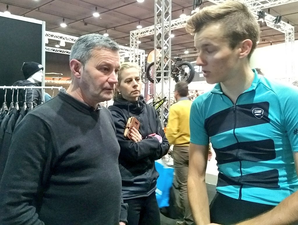 SergeCornelus's tweet photo. Advies van oud-renner en voormalig winnaar van drie etappes in @LeTour Pol Verschuere aan jong @beatcyclingclub talent @ALivyns . | @Velofollies #stand513 https://t.co/IPd2qxHC64