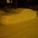 路上に車の雪像を作った結果？警察に駐禁切符を切られる!