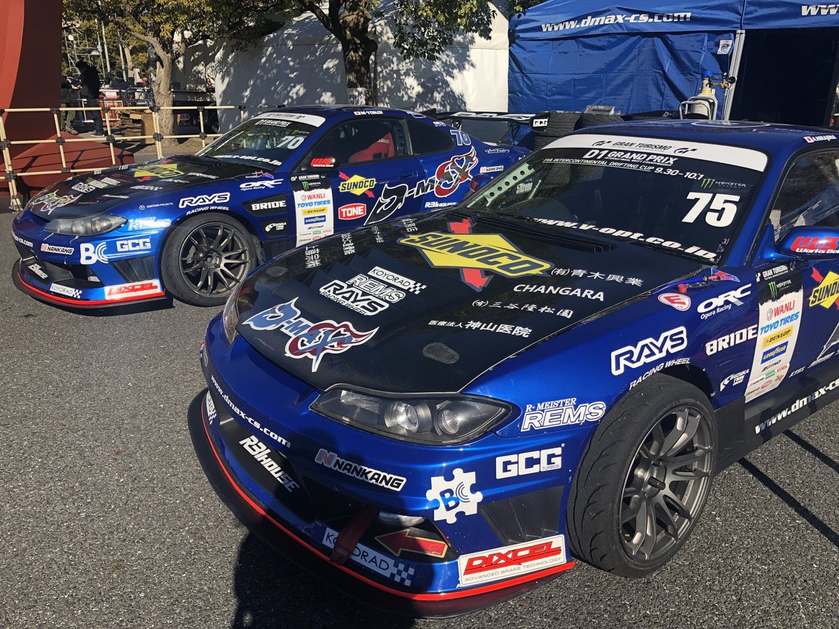 d1GPseries's tweet photo. オートサロンで走ったD-MAXのこの2台
実は2017シリーズで使用したマシンではないとか？

平島号はSR20そして横井号は2JZなのはご存知でしょう。

しかし今回は平島号はSR20でしたが横井号は2JZではなく平島選手と同じSR20でした。

北館に展示されていた平島号が実は横井号のマシンなのです！
#D1GP https://t.co/gedU3Fpd1A