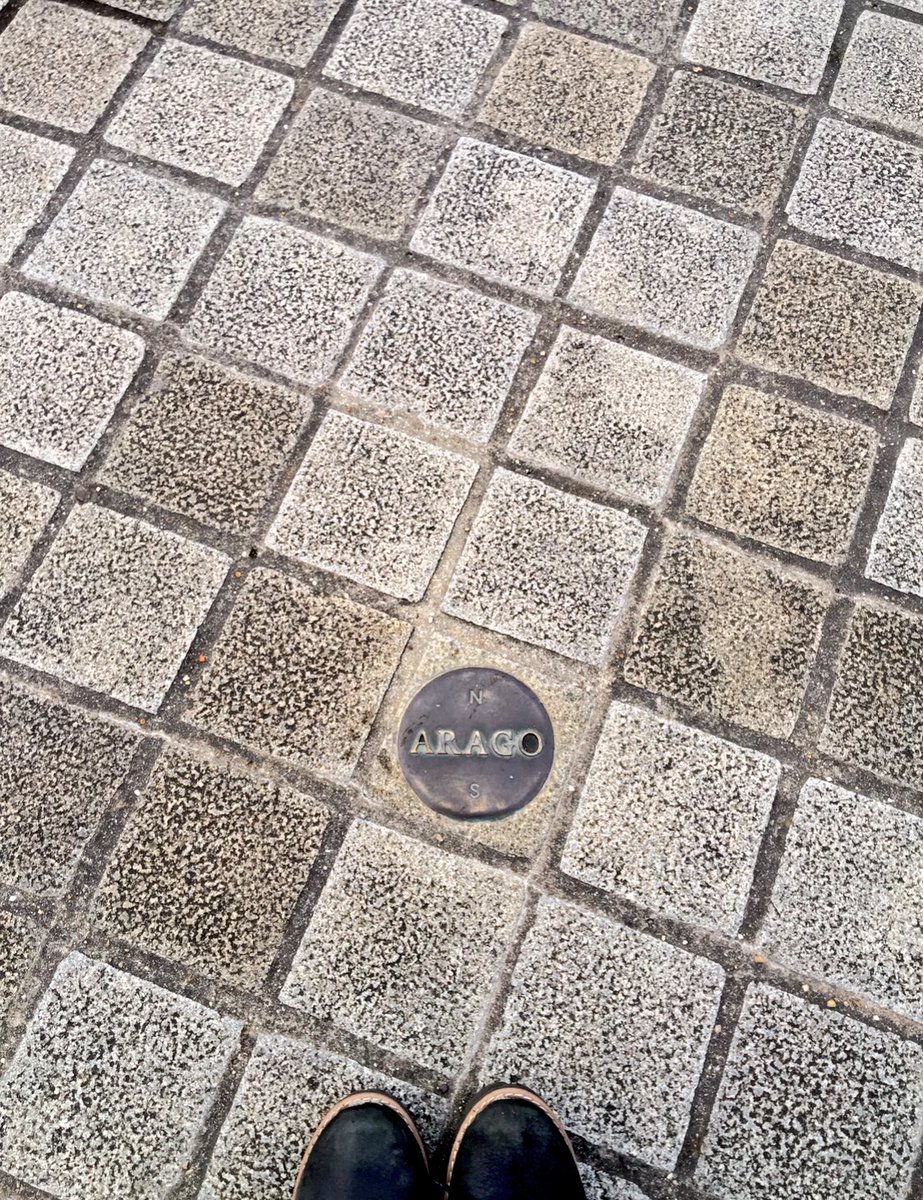 majogm's tweet photo. @quiz_viajero Y después bajas al Louvre y buscas la linea de Arago, la linea de la rosa. Ahí flasheas Robert Langdon en El Código Da Vinci. #TipsParis https://t.co/cEH3XMBzXC