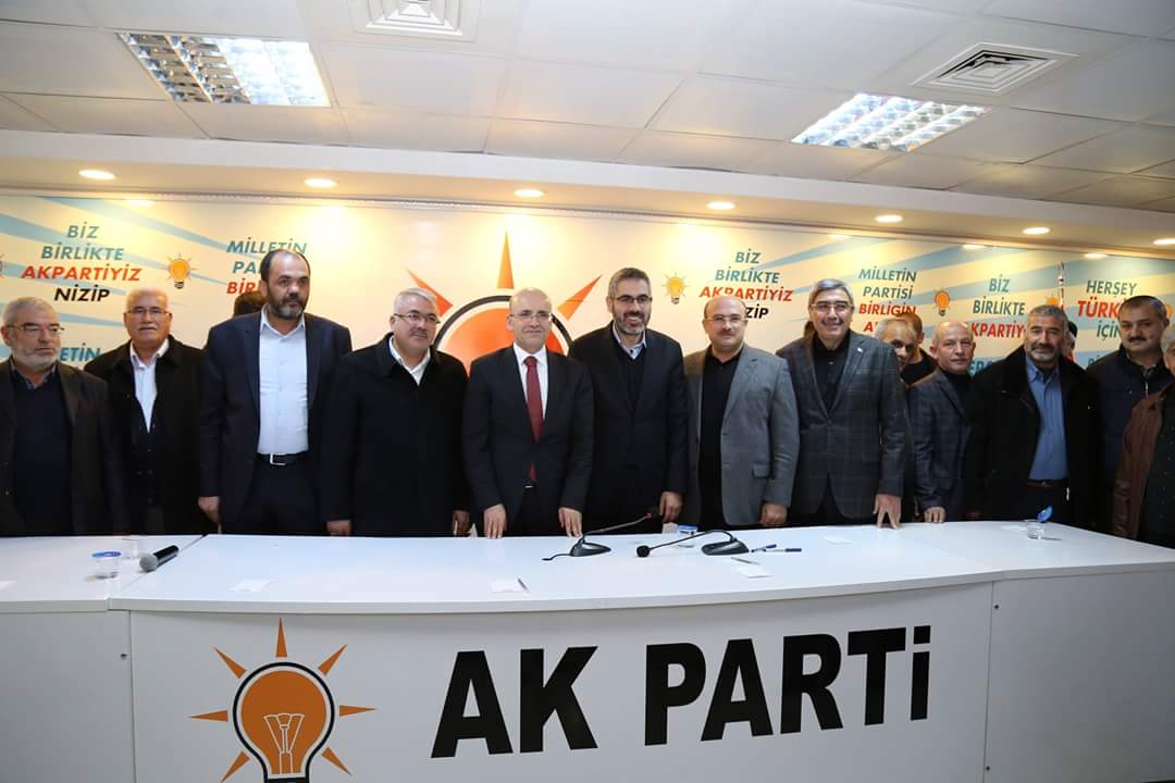 Başbakan Yardımcımız Sayın  <a href="/memetsimsek/">Mehmet Simsek</a> ve Ak Parti İl Başkanımız Sayın <a href="/EyupOzkececi/">Mehmet Eyup Özkeçeci</a>  ilçemize ziyarette bulundular. <a href="/nizip_akparti/">AK Parti Nizip</a> İlçe teşkilatımız ile bir araya geldiler. #mehmetşimşek #akparti #Hükümet #başbakanyardımcı #bakan