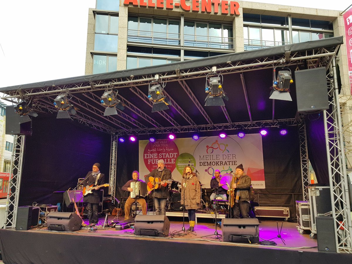 Schaue mich nun auf der <a href="/DemokratieMeile/">Meile der Demokratie</a> in #Magdeburg um. #MeileDerDemokratie #mdd18