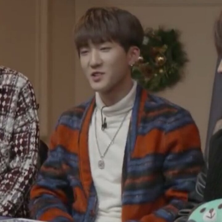 picschanglix's tweet photo. felix put on changbin's sweater, i love bfs https://t.co/puDluYHZX3