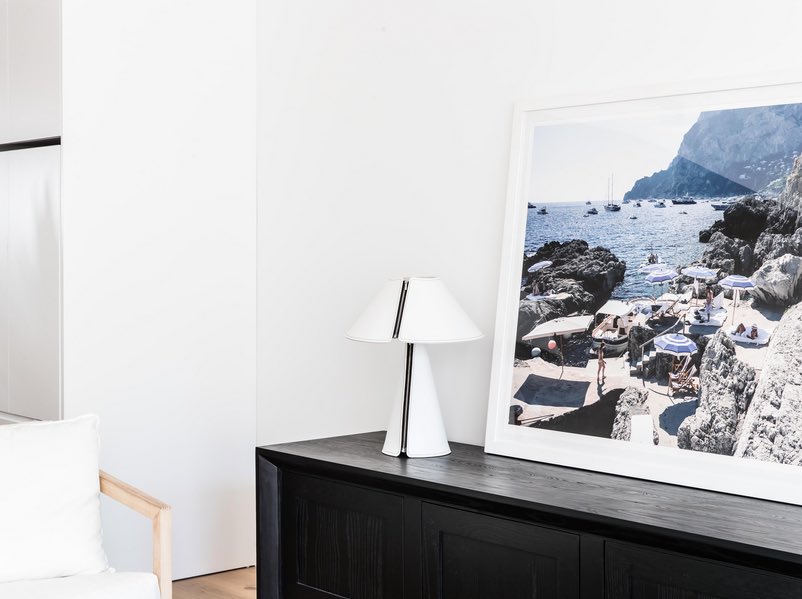 FormagendaLight's tweet photo. Beautiful set up by MCM House featuring the EL SENOR TABLE LAMP in White! 🌊⛱
#Design #BenjaminHopf #Formagenda #ElSenor #Lamp #Interior #InteriorDesign #Lighting #HomeDecor #MO18 #TableLamp #GenuineLeather #LED #Decor #StudioBenjaminHopf #Iluminação #Leather #Archilovers https://t.co/1bbgqHtcew