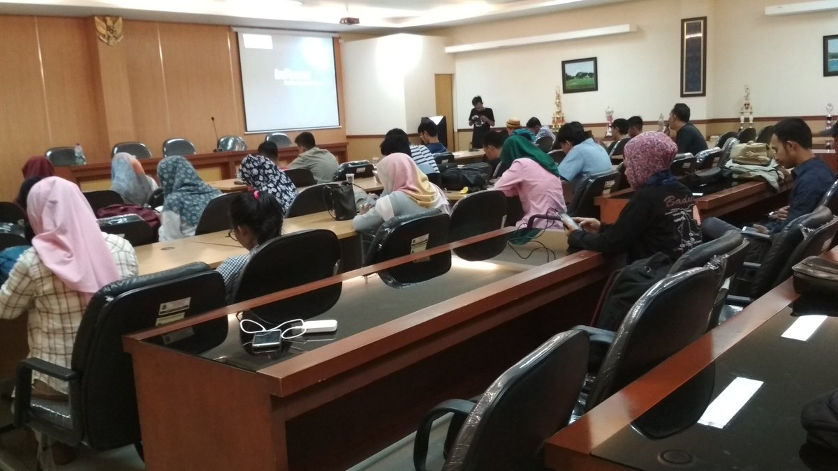makhzoen's tweet photo. Suasana lagi nge-tweet... Serius banget... #KopdarGenpiBanten https://t.co/QjWe7WSM7a