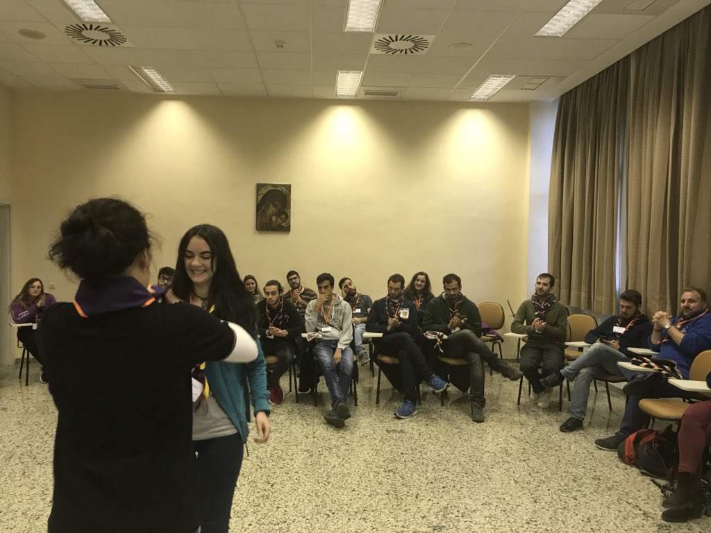 scouts_msc's tweet photo. Comienza el encuentro de equipos de @scoutsmsc dando la bienvenida a las personas que se incorporan y que reciben su pañoleta Federal https://t.co/LFZAHuubGE