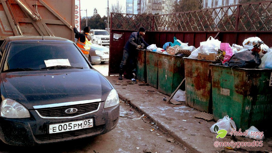 СТОИТ КРАСАВИЦА!!!
⠀
Водителям так нравится парковаться у мусорных баков, может в этом есть, что-то особенное? 😅  В следующий раз и машину вместе с отходами придется забрать 😐 ну или же оттолкнуть 🚛🚛🚛
⠀
_____________________… t2p.pw/fh0FzBJGkt