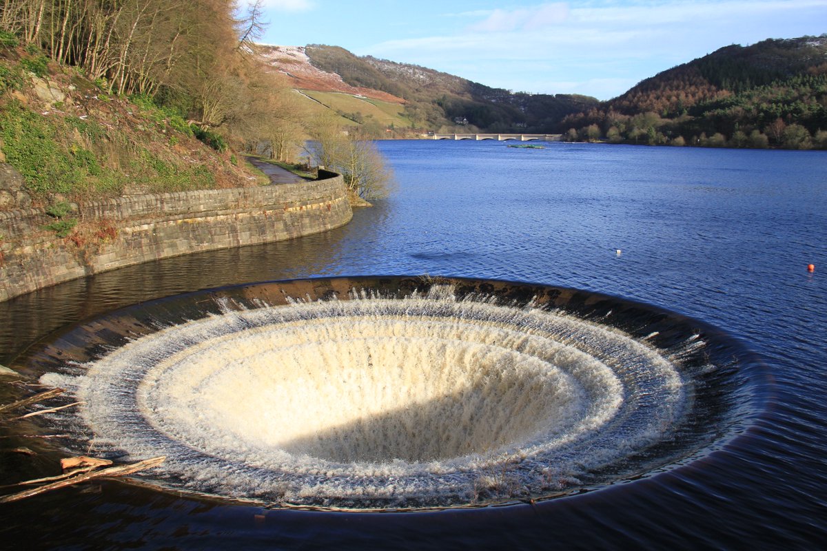 Pooh sticks anyone? #ladybower #plugholes #peakdistrict