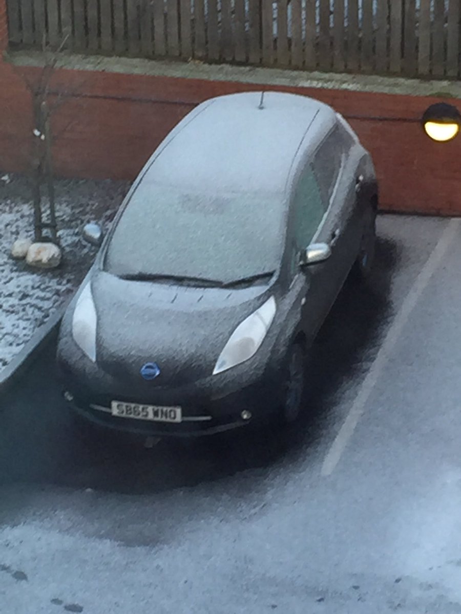 She_sElectric's tweet photo. Defrosted and ready to head out! Love my #cozyLEAF @NissanEV_UK https://t.co/jXOUPkRHBE