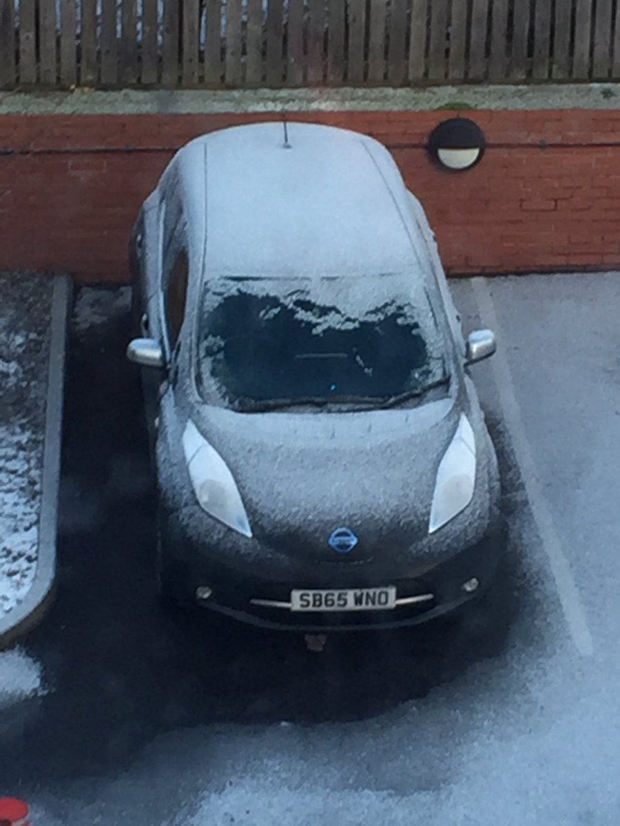 She_sElectric's tweet photo. Defrosted and ready to head out! Love my #cozyLEAF @NissanEV_UK https://t.co/jXOUPkRHBE