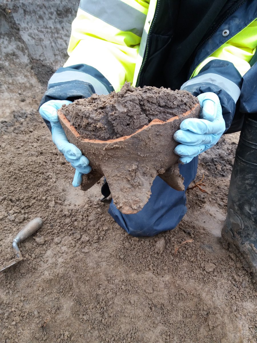Bij opgravingen op de De Driehoek (Wijk bij Duurstede) werden op donderdag 11 en vrijdag 12 januari mooie vondsten aangetroffen. Het ging hierbij om een aanzienlijk aantal aardewerk potjes en een menselijk skelet. 
wijkbijduurstede.nl/nieuws/het-ver…
Foto: Wendy Norg
