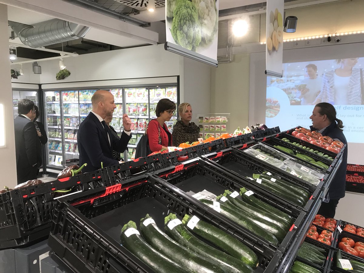 Uitleg over consumentengedrag en hoe we de wereld beter kunnen voeden en minder groente kunnen verspillen bij het <a href="/RijkZwaan/">Rijk Zwaan</a> Retail Center in Berlijn. #tuinbouw