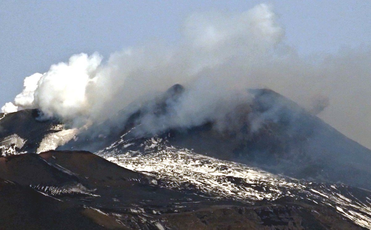 etnaboris's tweet image. Zoom on Etna's summit from home this morning (20 January 2018), with a dense white vapor plume issuing from the Bocca Nuova crater at left, and a small burst of gray ash from the "puttusiddu" (little hole) at the New Southeast Crater at right