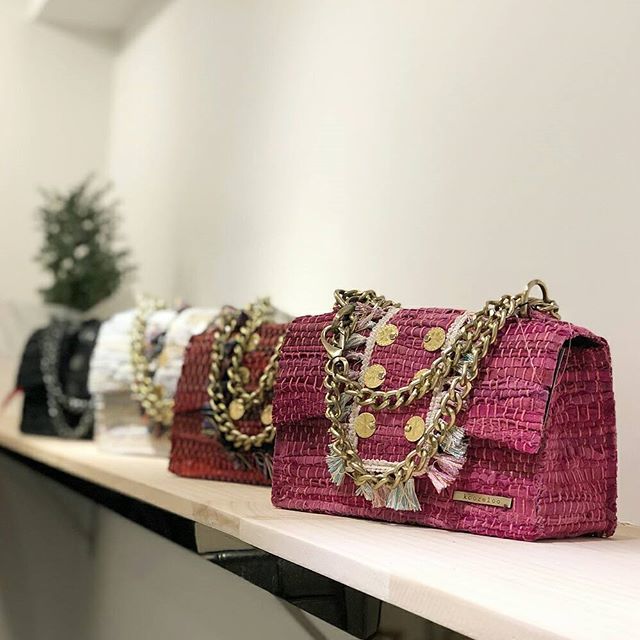LeilakarrLila's tweet photo. 💗Pink, Red, White or Black?💗
Have a wonderful weekend!
Amazing 📸 by @___jjjini
#soho #sohocollection #unique #handmade #handbag #oneofakind#color #creative #style #stylish #fashion #fashionable #fashionista #happy #aroundtheglobe #kooreloo #kooreloow… https://t.co/m82bTqNust https://t.co/GjRLdPUjOF