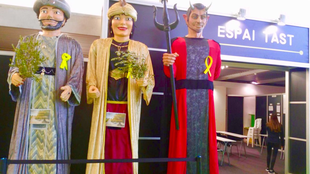 diablesrecerca's tweet photo. L’Astaroth tossudament alçat a la #FiraOli de les #BorgesBlanques d’aquest cap de setmana. #VolemPaAmbOli #DiablesBorgesBlanques #DiablesRecerca https://t.co/CweCEeHFgC