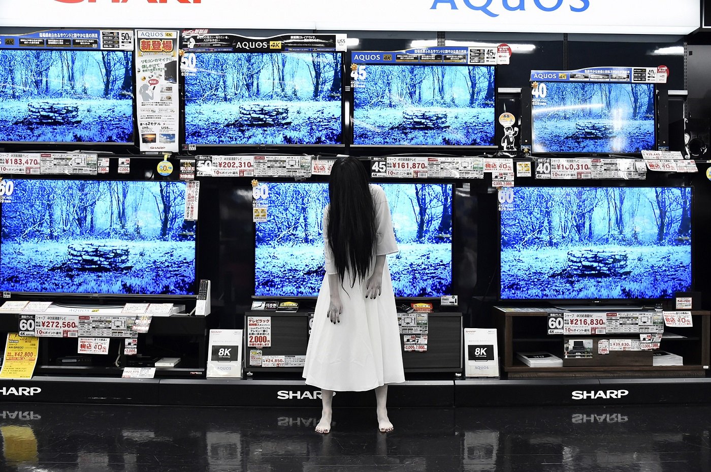 ホラー通信 大阪 ヨドバシ梅田にて 商品のテレビから貞子が出てくる事件が発生 テレビ売り場を徘徊した貞子は テレビが沢山ある から飛び出し放題で嬉しい とジェスチャーで語ったとのこと 思う存分呪いを蔓延させて帰ったそうです 最新作 ザ