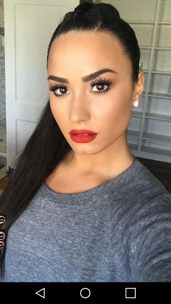ElifAprilHawk's tweet photo. abi smoke and mirrors efsane  #iHeartAwards #BestFanArmy #Lovatics https://t.co/R6Bie8DDdY