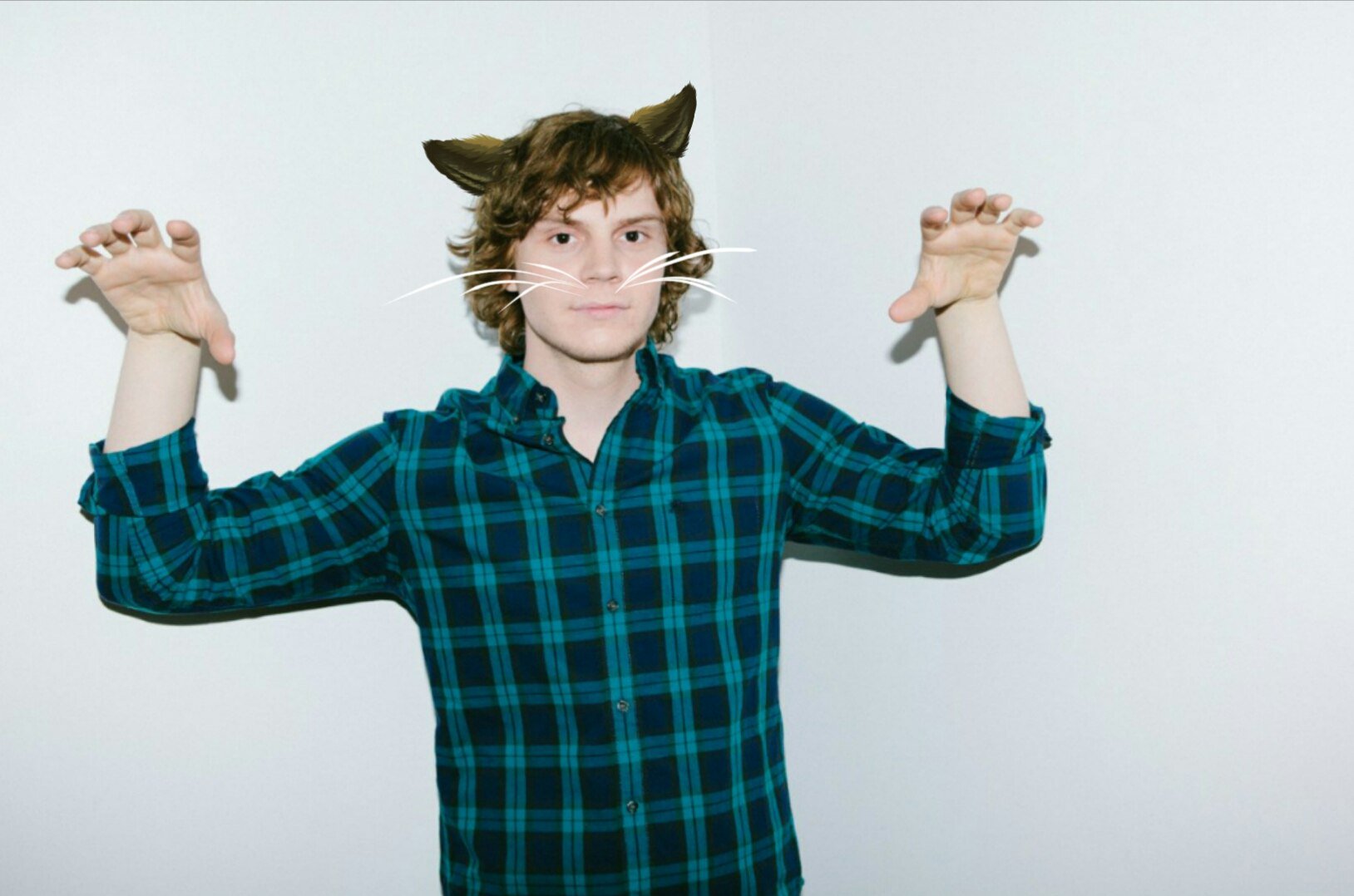 Happy Birthday to charming Evan Peters! I wish you all the best today. We love you!  