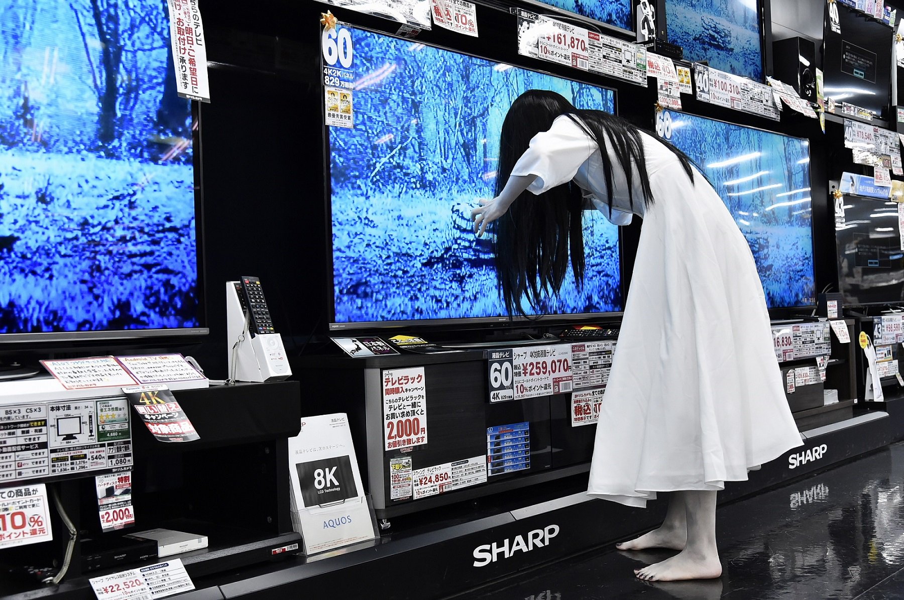 ホラー通信 大阪 ヨドバシ梅田にて 商品のテレビから貞子が出てくる事件が発生 テレビ売り場を徘徊した貞子は テレビが沢山ある から飛び出し放題で嬉しい とジェスチャーで語ったとのこと 思う存分呪いを蔓延させて帰ったそうです 最新作 ザ