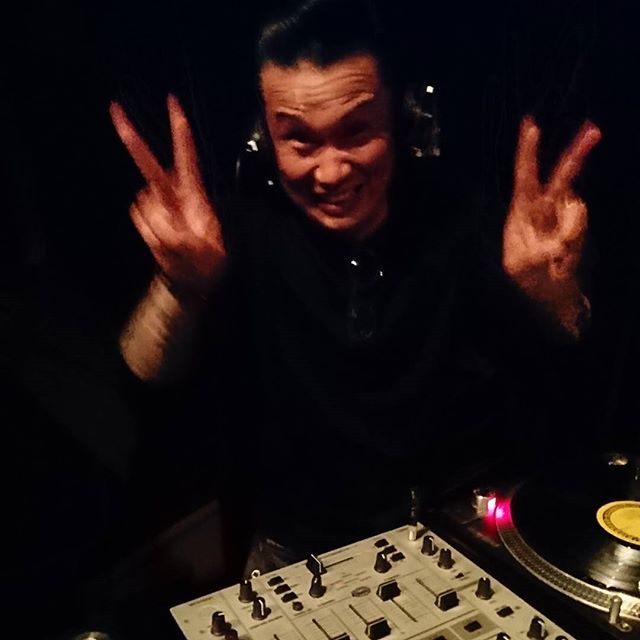 BASEMENT_CLUB's tweet photo. CDJが壊れているとのことです。
#warubilly https://t.co/2171j5JXtu