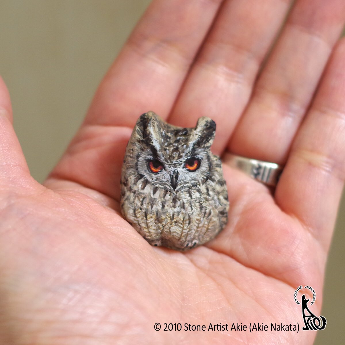 ミミズクの原石 小石にペイントを施した作品のクオリティが高すぎて話題 Togetter