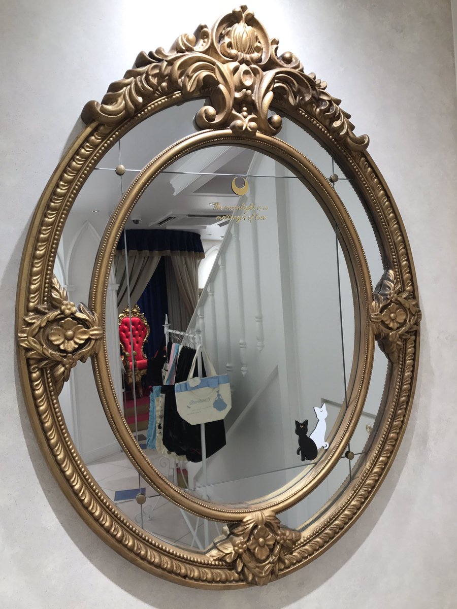 ラムセウム テンティリス A Twitter プリンセスワンスプーン 行って来た 女の人なら好きな人は多いだろうな 個人的にこの黒い部屋がオカルティなムードで良かったす ヴィランズのグッズが置いてあった 鏡の奥に映ってるのは姫の玉座