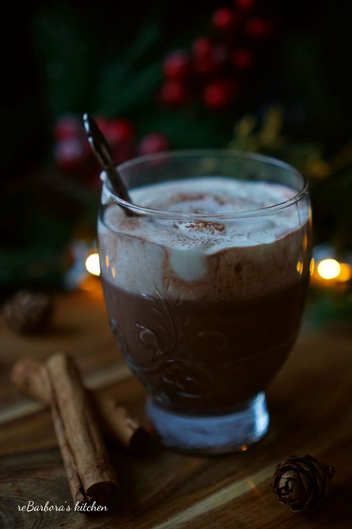 ❄️ Konečně dorazila zima! ❄️ O důvod víc dát si horkou čokoládu s vínem podle výborného receptu od ReBarbora's kitchen ☕️ rebarboraskitchen.com/2018/01/05/hor…