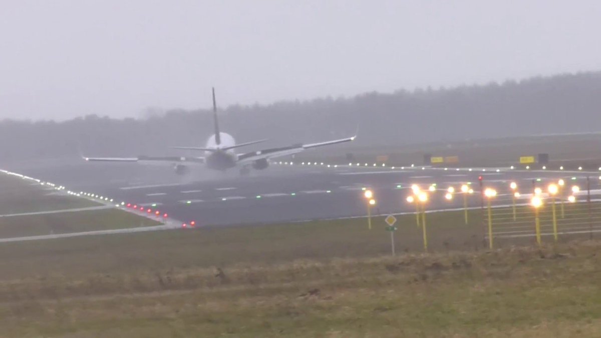 Vliegtuig landt met moeite tijdens storm dlvr.it/QBl572