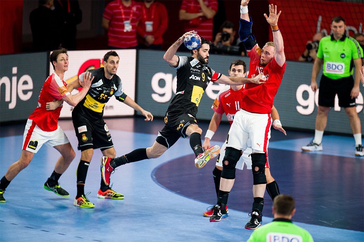 No pudo ser ante 🇩🇰 A pesar de la derrota nos espera una segunda fase muy abierta con todo por decidir ¡Seguimos! #hispanos #ehfeuro2018