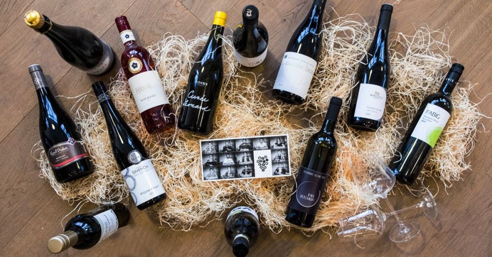 Spolek alkohol.cz/mladi-vinari/ a parta kamarádů přichází se svým prvním společným dílem. Objevte mládí ve víně!🍷Bedna 12 vín je dílo spolku Mladých vinařů, kde najdete od každého jedno vybrané víno - a každé z nich vyjadřuje osobnost svého tvůrce👇👇alkohol.cz/produkty/mladi…