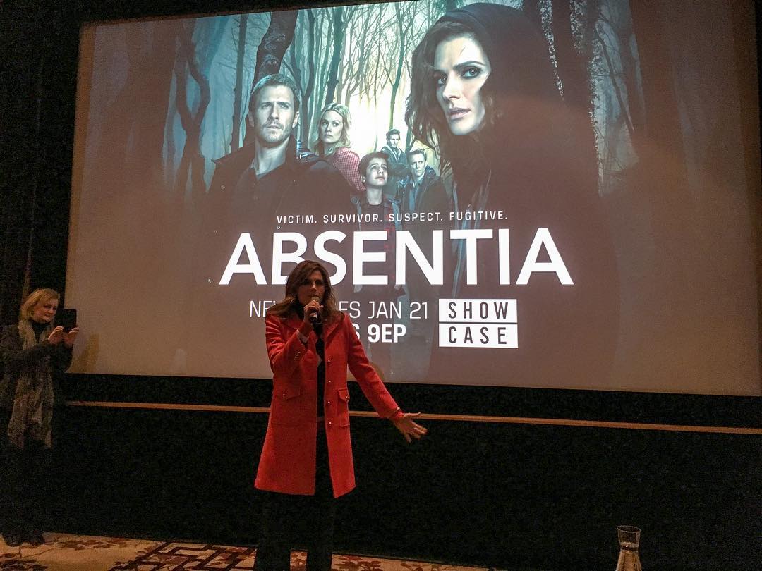 stana_katic_fr's tweet photo. #AbsentiaScreening
post de #geekswithkids sur IG
"Et une dernière photo de @stana_katic, productrice exécutive et star d' @absentiaseries. Comme on pouvait s' y attendre, elle était charmante et merveilleuse @showcasedotca "
https://t.co/tMd2M7ECCG https://t.co/t9FmhRm6qZ