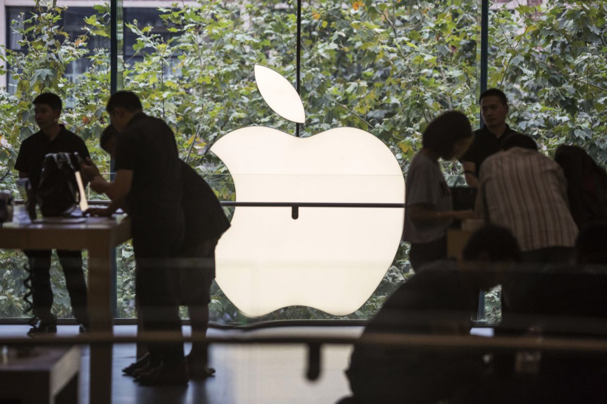Apple plans to spend $30 billion in the U.S. over five years and create 20,000 new jobs bloom.bg/2rfylSM
