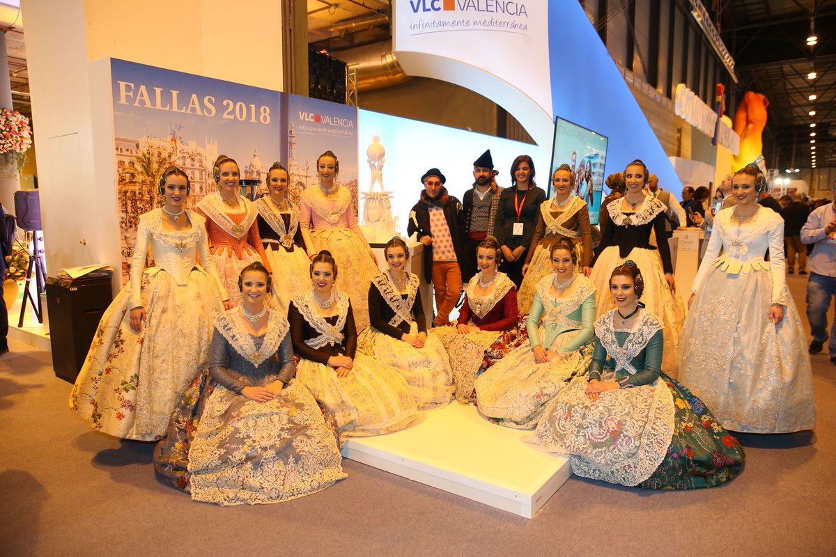 RT <a href="/perefuset/">Pere Fuset</a>: Gracias <a href="/OKUDART/">OkudaSanMiguel</a> por pasar por el corner de #falles en #Fitur2018 donde se expone la maqueta de la falla que <a href="/LatorreySanz/">Latorre y Sanz</a> están construyendo.