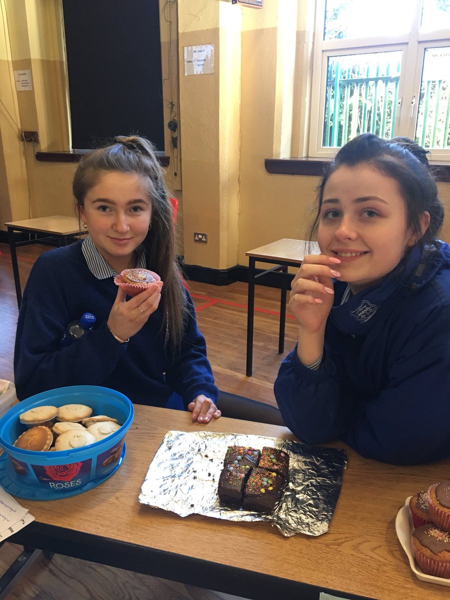 GlobalWarningW1's tweet photo. Pictures of our successful cake sale we will have the details of how much we made later on in the week😘💦🍬😏🍰🍩 #YSIconnect #YSIbigidea https://t.co/EmipBJQj12