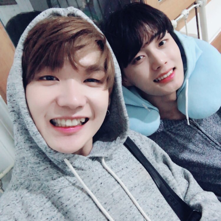 410qx's tweet photo. 2. #kencall #켄콜 ( #เคนคอล )เรือนี้ก็ค่อนข้างผีนะ5555ถ้าในปะดิ้วคู่นี้ไม่ค่อยมีมม. ยัยหม่าวกับคนเลี้ยงแมว โคตรชอบความคู่นี้คืออย่างนึงก็คือเซมไปยอมน้องตลอดยอมแบบยอมน้อง จนน้องเอาแต่ใจแล้วเนี่ยยยเป็นคู่ที่ออฟิไม่ค่อยชง มม.ที่ตัดสินใจลงเรือจริงจังน่าจะตอนเล่นเกมส์แกะลูกอมด้วยปาก https://t.co/YLgxASYd1q