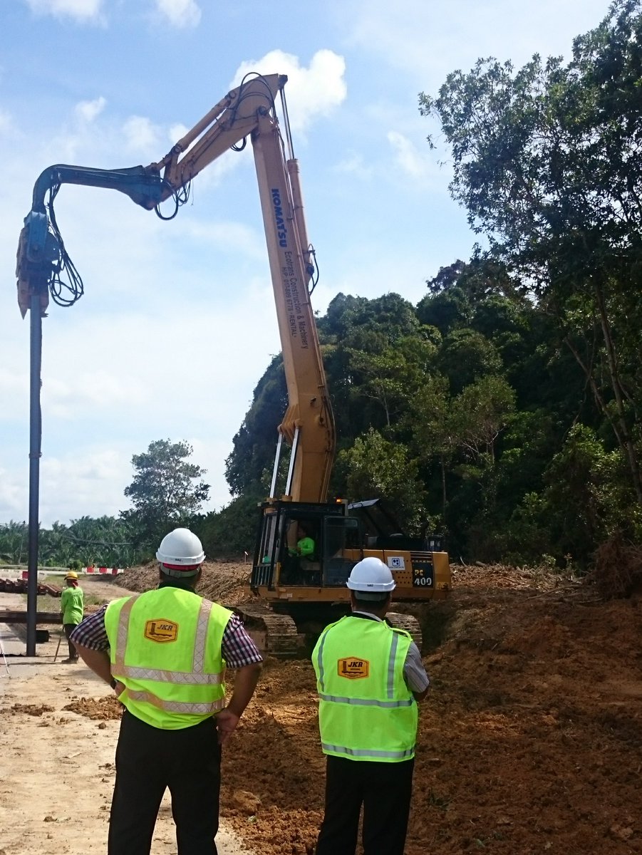 Kerja-kerja pembinaan untuk laluan sementara dikawasan cerun runtuh laluan Johor Bahru-Kuantan FT003 seksyen 116.5.  Namun laluan tersebut masih ditutup. Semua kenderaan masih tidak dibenarkan melalui kawasan tersebut. <a href="/JKRJohor/">JKR Johor</a> @MohdSallehAB