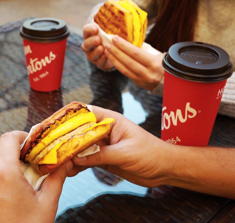 TimHortonsGCC's tweet photo. When they say ‘today is a fresh start’, we take it literally! Enjoy our always-fresh Sausage Biscuit at AED/SAR 7! #FreshStartEveryday #TimHortonsGCC
عندما يقولون "اليوم بداية جديدة"، نحن نأخذها حرفياً! استمتعوا ببسكويت السجق الطازج دائماً ب ٧درهم/ريال سعودي! #بداية_طازجة_كل_يوم https://t.co/g1xK0xyVdb