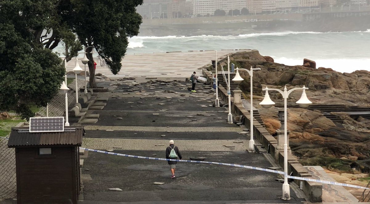 ualcorta's tweet photo. No entiendo que la gente siga haciendo caso omiso a las zonas restringidas y que el @ConcelloCoruna permita que una mujer viva dentro de una zona que han restringido por seguridad #TemporalMaritimo #AlertaVermella https://t.co/mTbSyxOcpT