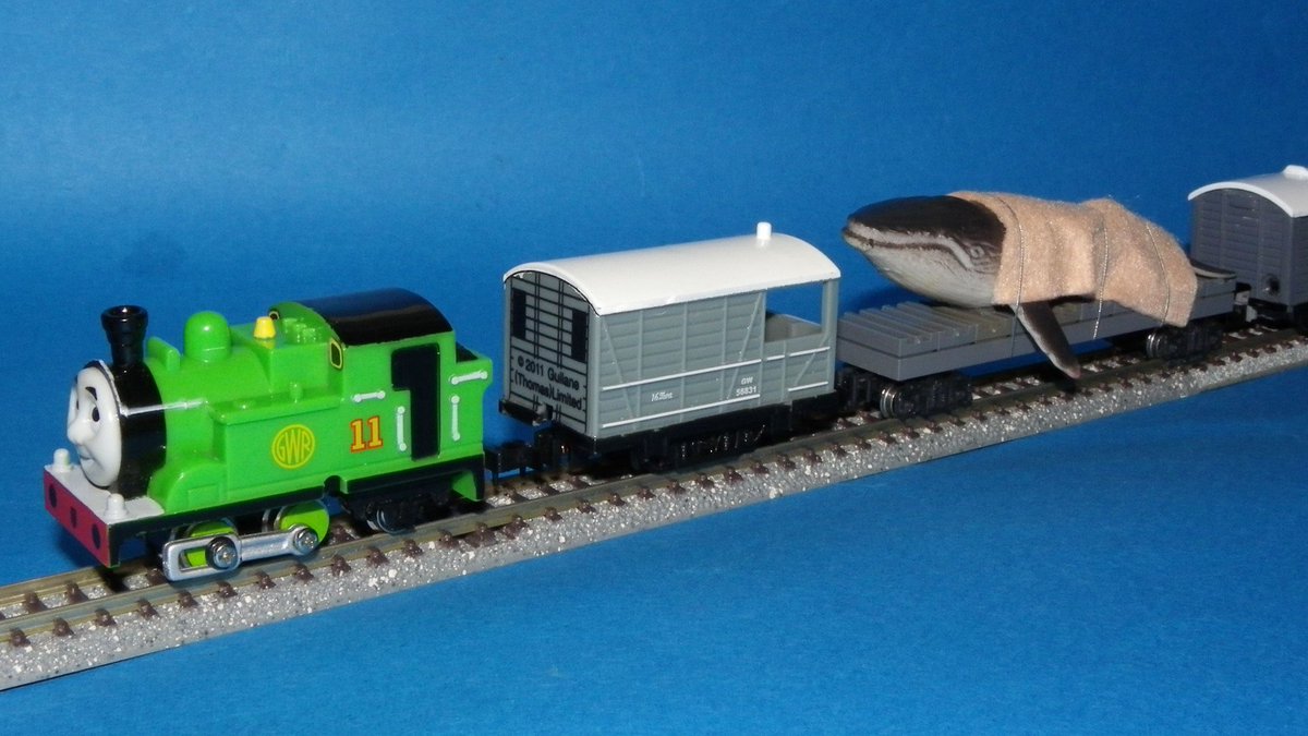 Small Thomas World Thomas Friends Wind Up Oliver N Gauge カプセルプラレール きかんしゃトーマス オリバー ｎゲージ化 ボディーの裏面にプラ板で作った床板を貼り付けてから 自作シャーシと２軸貨車の足回りを固定しています 動力は搭載してい