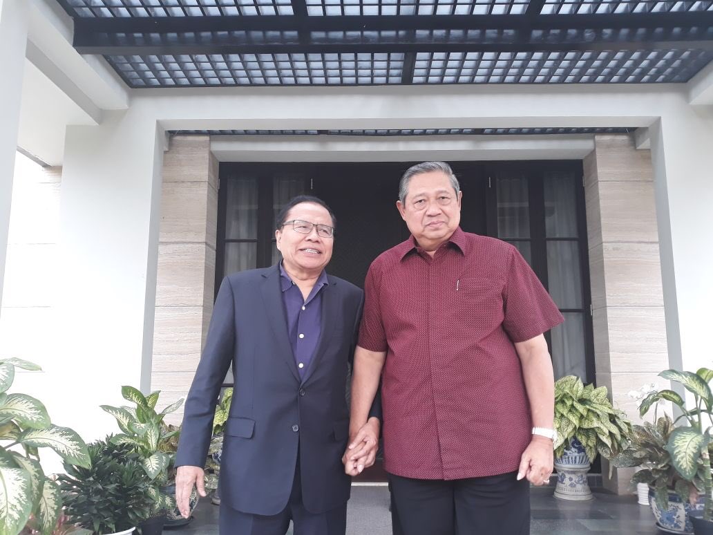 RamliRizal's tweet photo. Pertemuan  sahabat lama setelah 10 tahun., 16 Januari 2018. Sahabat sejak awal reformasi SBY, RR dan Nurcholis Majid alm, Komite Reformasi ABRI. Sama2 Menko zaman Gus Dur. 🙂🙏 https://t.co/2hENm7Pytu