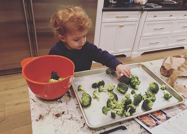 dailycelebkids's tweet photo. Future chef๐จ๐ผโ๐ณ!
Michael and Nicole Phelpsโ 20 month old son Boomer is โstarting to enjoy cooking!โ
#MichaelPhelps #USOlympics #Olympics #USSwimTeam #NicolePhelps #BoomerPhelps #Cooking #Broccoli #MiniChef #SousChef #FutureChef https://t.co/rbuzkF9fhR https://t.co/5QFWqtMeLb