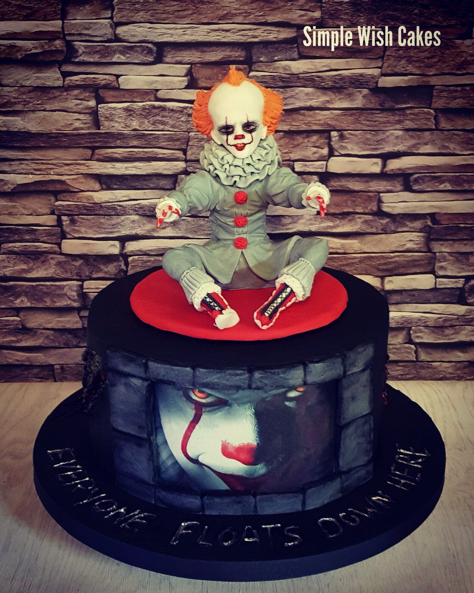 simplewishcakes's tweet photo. Hand sculptured #Pennywise the clown 
#simplewishcakes #HorrorMovies #cake #birthday
#it #clown #pennywisethedancingclown #film https://t.co/fsxU2a5By4