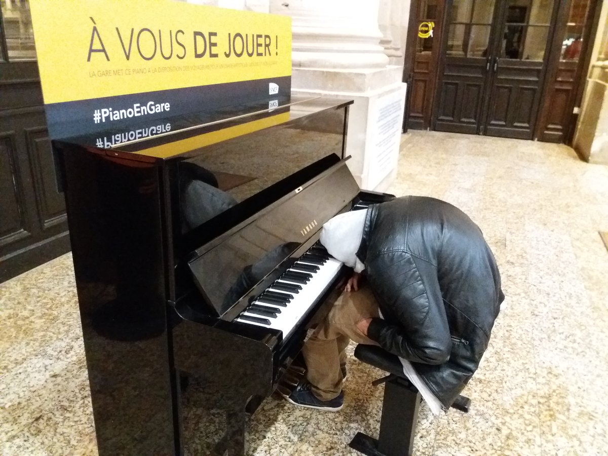 Sourdoreille's tweet photo. On a croisé Chopin en gare de Bordeaux. https://t.co/ccltnb9cuY