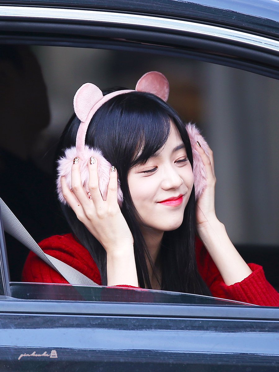 Pinkcake_BP's tweet photo. 180114 인가 퇴근 
#블랙핑크 #BLACKPINK #지수 #JISOO

헤드폰 광고주 분들 왜 안 지수...? https://t.co/Wlp3htMgCP