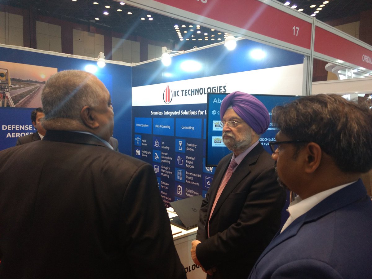 Hardeep Singh Puri, honourable Minister of State with Independent Charge, Ministry of Housing and Urban Affairs at the IIC technologies booth with Maj Gen Dr Siva Kumar (Retd), President, IIC Technologies #GWF2018