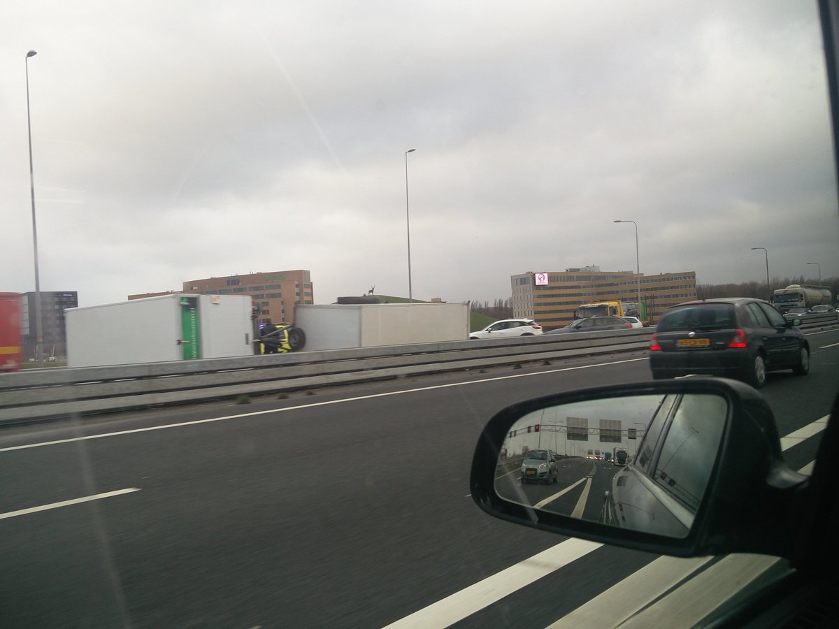 Net op A12 vrachtwagen om. Waait echt hard...