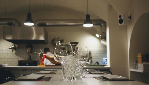 cucinaMancina's tweet photo. Hai mai pensato una volta nella vita di aprire un #homerestaurant? 
Elio Palumbieri nella nostra rubrica Diritto di gusto analizza gli  elementi giuridici posti alla base di questo tipo di attività.
Vieni a leggere tutti i consigli👉https://t.co/c8GjTxOCZb https://t.co/d3Ng8CvhOU